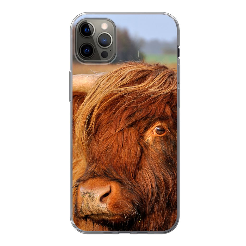 MuchoWow Handyhülle Schutzhülle Hülle für iPhone 12 Pro Max Schottischer Highlander - Gras - Baum Silikon Softcase Handy Hülle - Hartschale