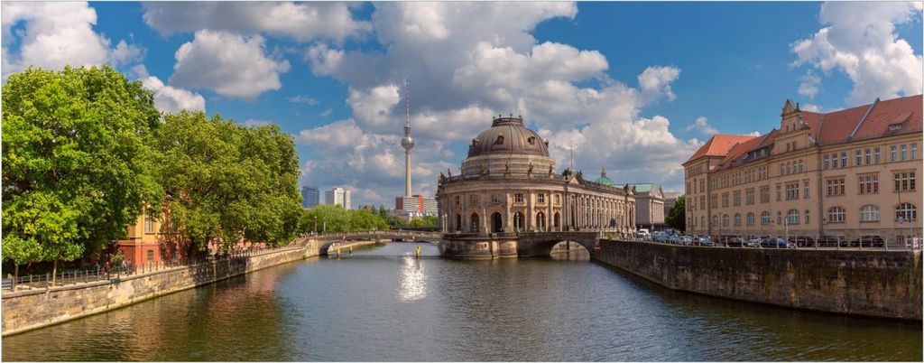 Wallario Premium Glasbild, freischwebende Optik, kräftige Farben, Größe 125 x 50 cm Motiv Blick auf Berlin