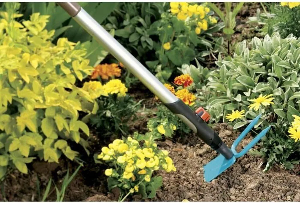 Binette de jardinage Gardena Combisystem pour désherbage efficace - 3
