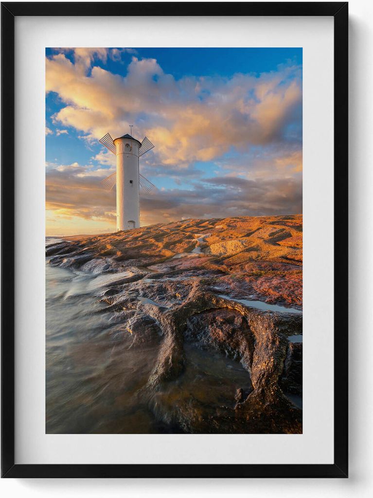 Leuchtturm über der Ostsee– Wandbild mit Rahmen – Gerahmtes Bild – Wanddekoration – 50x70 cm – Schwarz Rahmen