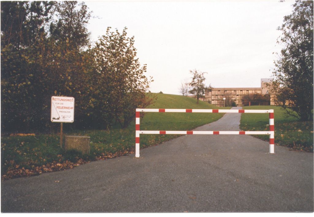 Wegesperre aus Vierkant-Stahlrohr, ortsfest, Ober- und Knieholm, ohne Lackierung, zusammenschraubbar, 2000 mm breit