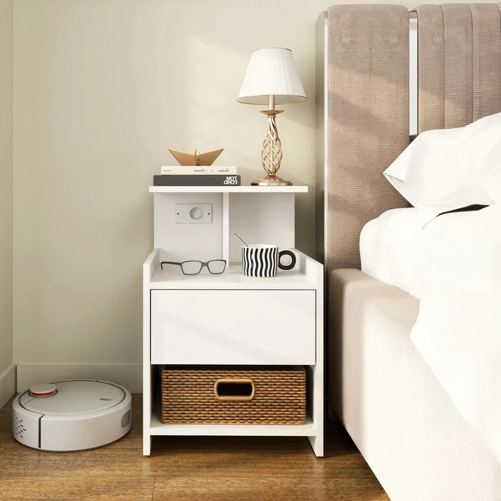 Commode de nuit blanche avec prise USB et rangement ouvert style moderne
