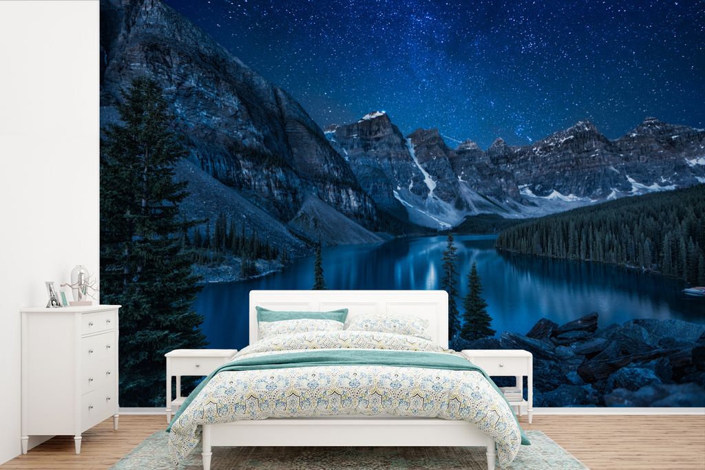 MuchoWow Fototapete für Wohnzimmer oder Schlafzimmer Wandtapete Vinyl Motivtapete Moraine Lake bei Nacht im Banff National Park in Kanada - 330x...