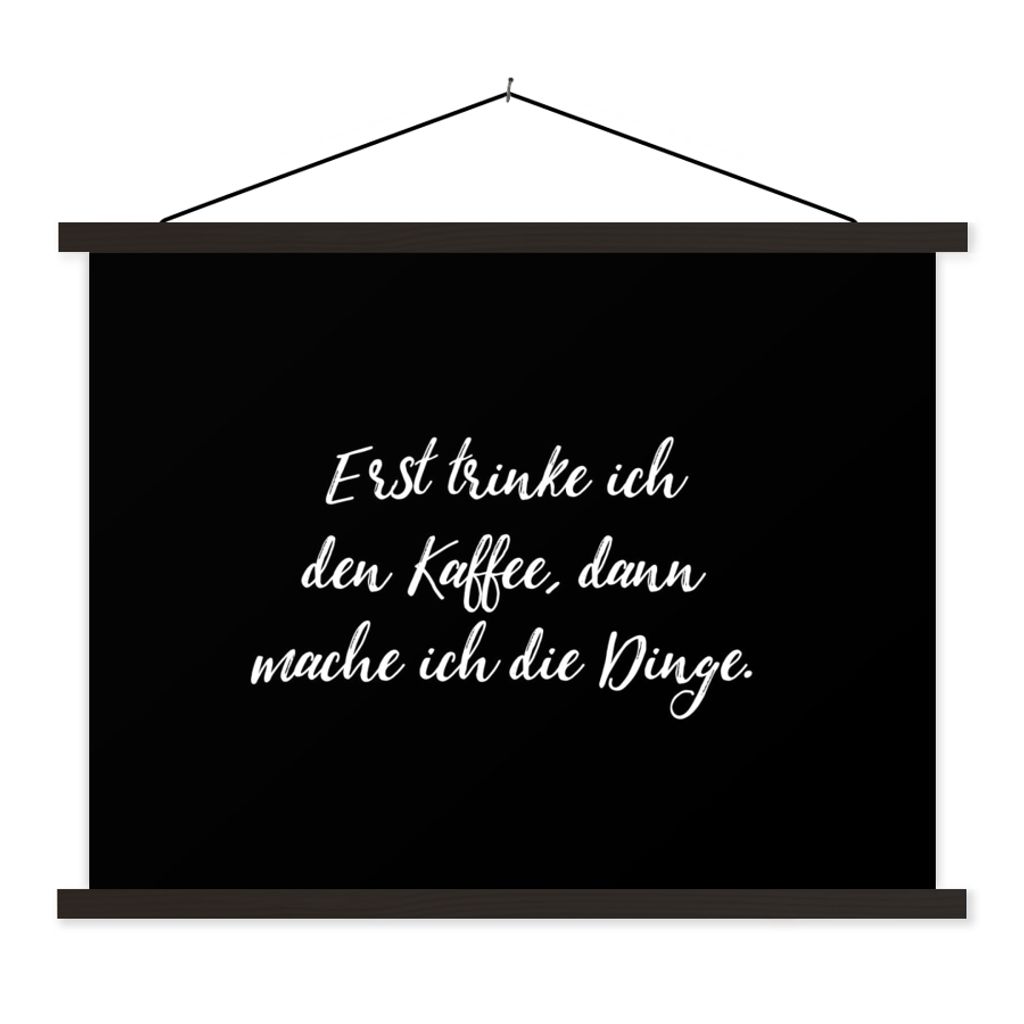 MuchoWow Textilposter Zitate - Kaffee - Erst trinke ich den Kaffee, dann mache ich die Dinge - Sprichwörter 150x113 cm mit holzfarbenen Rahmen -...