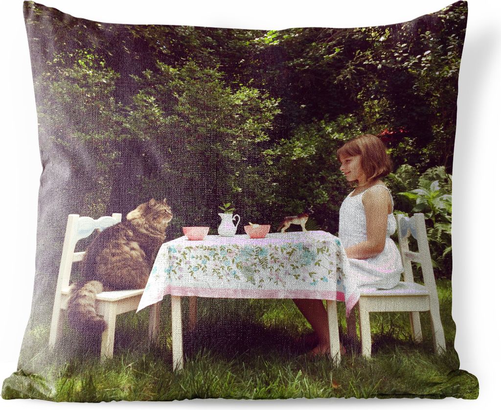 MuchoWow Outdoor Kissen - Mädchen - Katze - Tisch - 60x60 cm - Wetterfest - Lounge Kissen - Dekoration - Schlaf Kissen