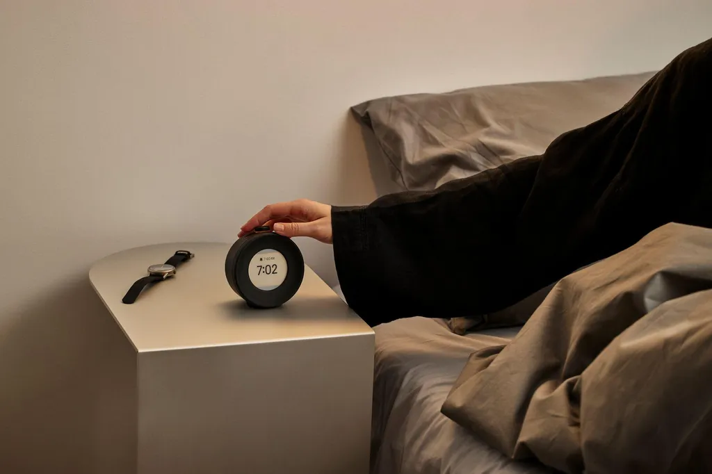 Réveil numérique à piles avec écran LCD noir et 17 sonneries douces - 7
