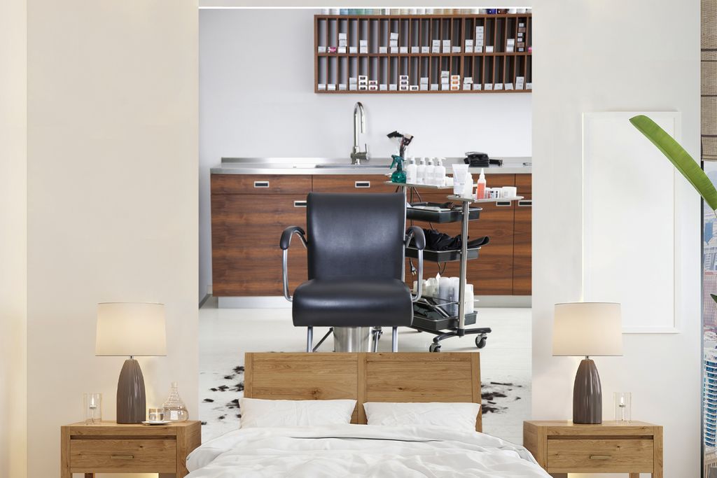 MuchoWow Fototapete für Wohnzimmer oder Schlafzimmer Wandtapete Vinyl Motivtapete Ein leerer Friseurstuhl mit abgeschnittenen Haaren drum herum ...