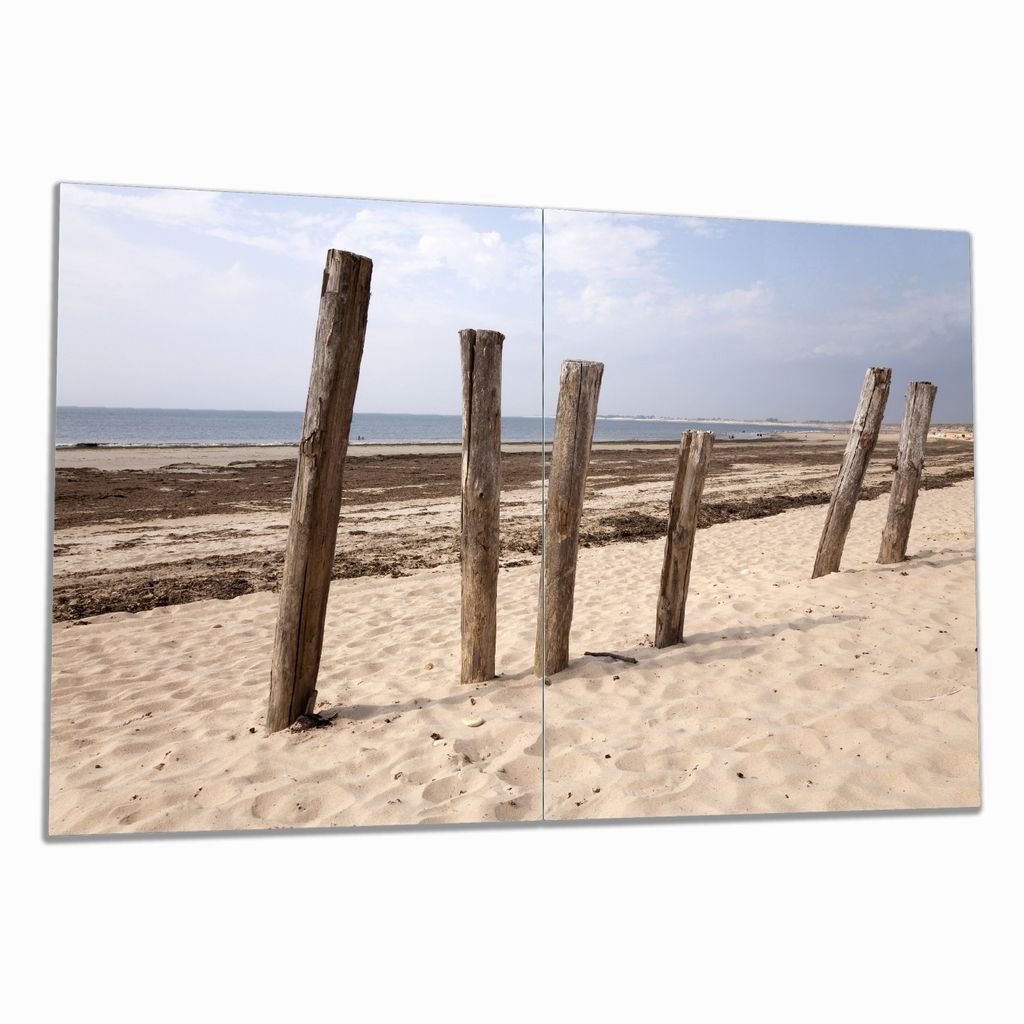 Wallario Herdabdeckplatte aus Glas, Größe 80 x 52 cm 2-teilig, Motiv Sandstrand mit Holzpfählen am Atlantischen Ozean
