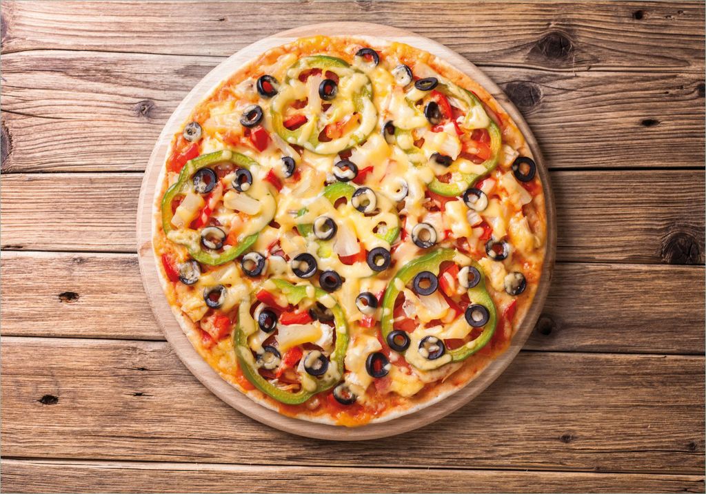 Wallario Poster - Italienische Pizza mit Peperoni, Oliven. Paprika und Käse, Kunstdruck Größe: 70 x 100 cm