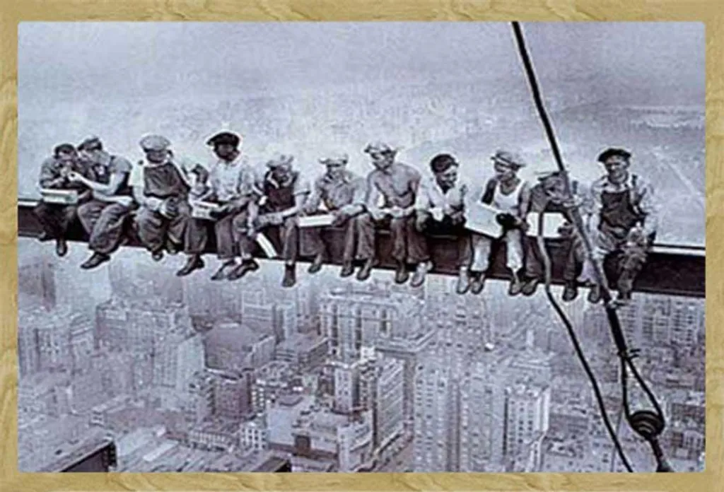Poster New York Lunchtime Men on Girder con Cornice MDF Faggio Shinsuke