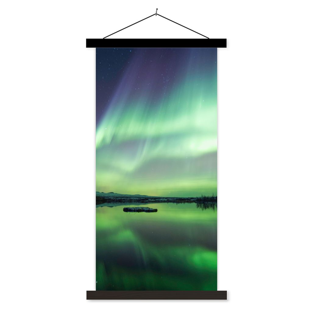 MuchoWow Textilposter Nordlicht - See - Island - Grün - Wald - Schnee 90x180 cm mit schwarzem Rahmen - Dekoration Wohnzimmer