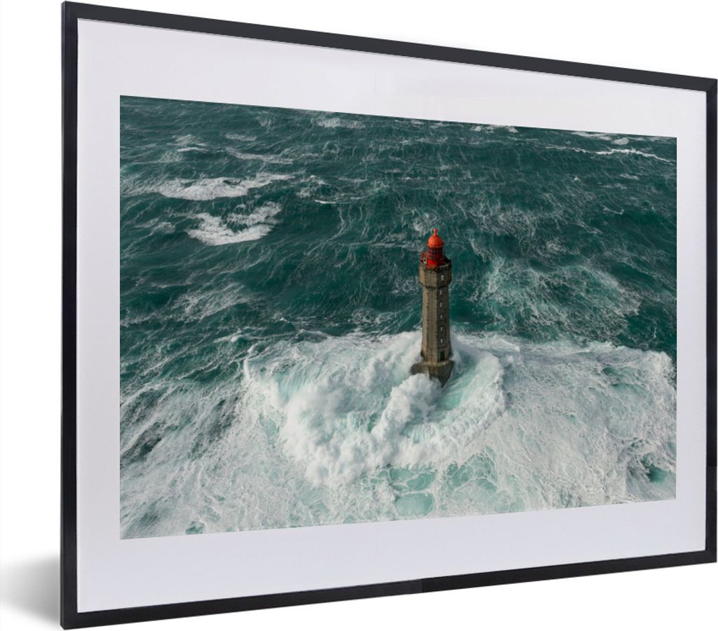 MuchoWow MuchoWow Gerahmtes Poster Eine Luftaufnahme des Leuchtturms von La Jument inmitten der weißen Wellen 40x30 cm - Poster mit zchwarzem ...