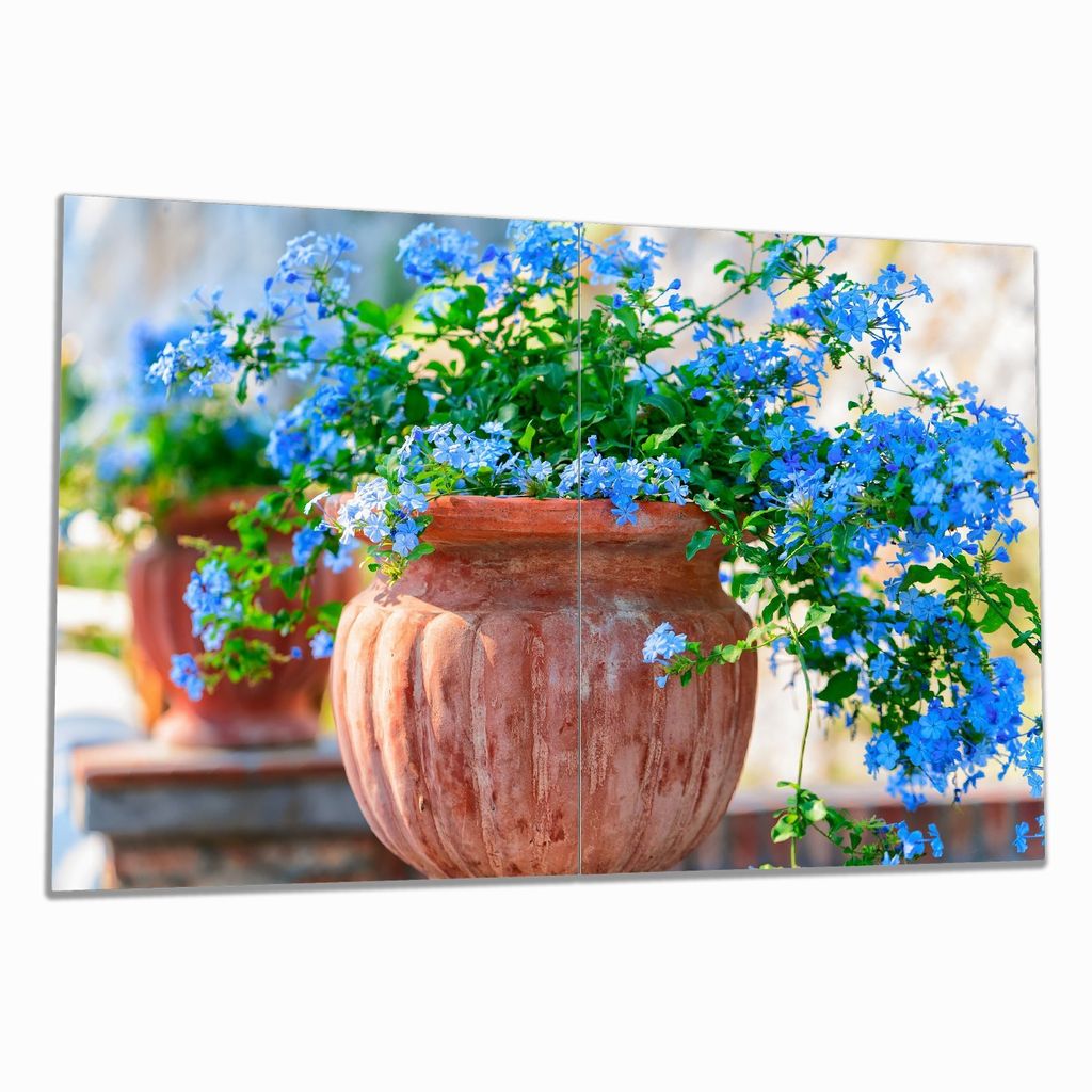 Wallario Herdabdeckplatte aus Glas, Größe 80 x 52 cm 2-teilig, Motiv Blaue Blumen in einer Steinvase