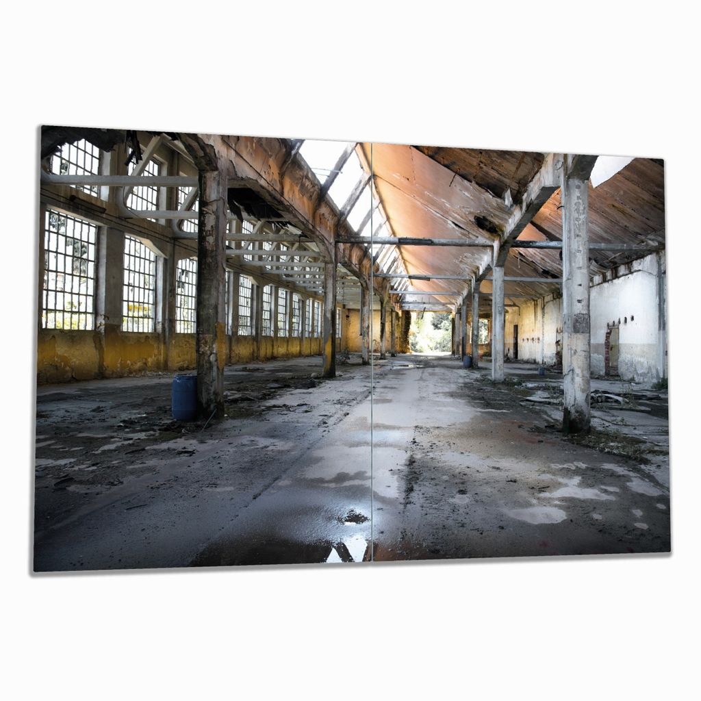 Wallario Herdabdeckplatte aus Glas, Größe 80 x 52 cm 2-teilig, Motiv Alte Industriehalle leerstehend und einsam