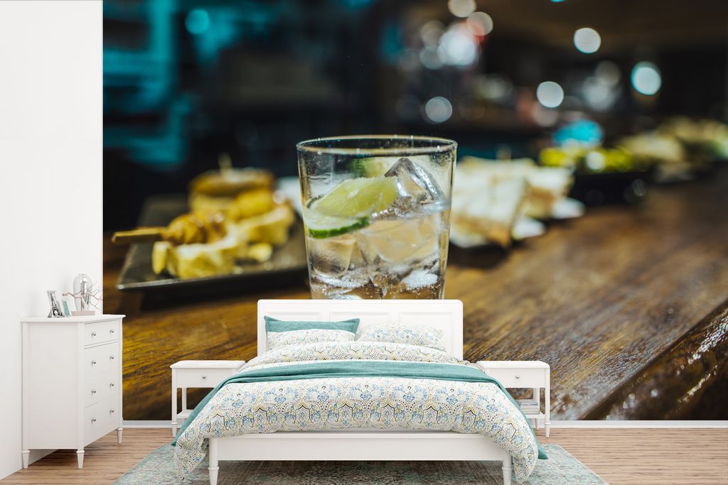 MuchoWow Fototapete für Wohnzimmer oder Schlafzimmer Wandtapete Vinyl Motivtapete Ein Gin-Tonic-Glas auf einer Holzbar - 390x260 cm - Papiertapete