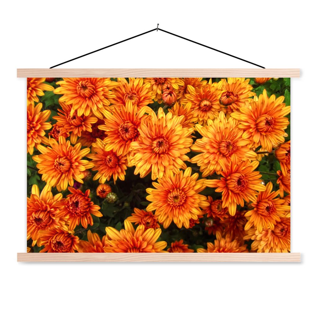 MuchoWow Textilposter Blumen - Orange - Chrysantheme 120x80 cm mit holzfarbenen Rahmen - Aufhängeset