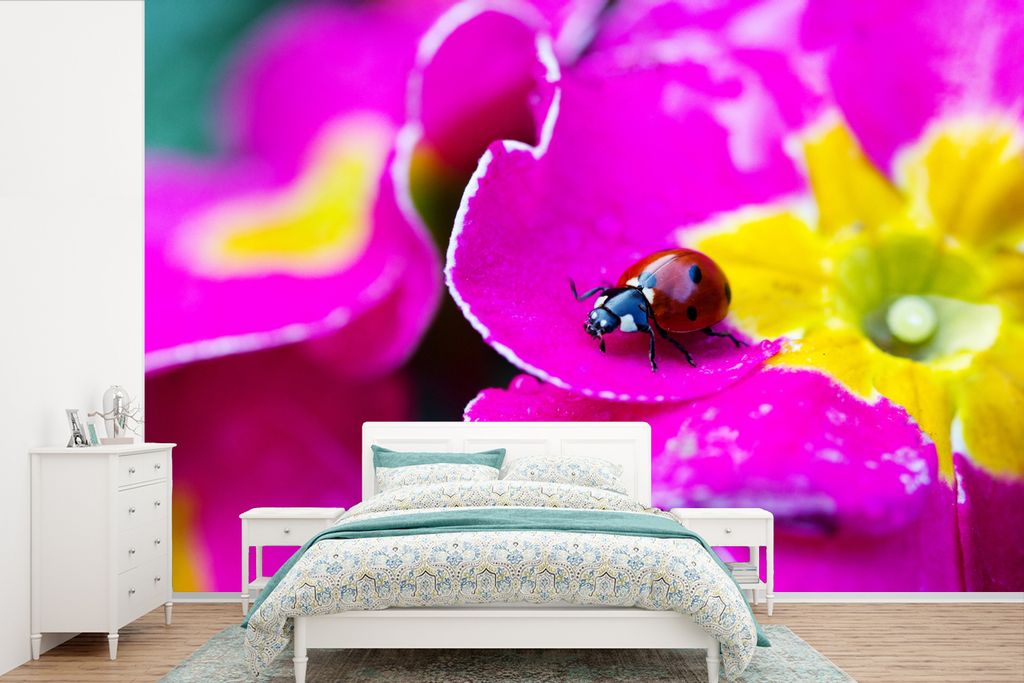 MuchoWow Fototapete für Wohnzimmer oder Schlafzimmer Wandtapete Vinyl Motivtapete Marienkäfer auf Petunie - 450x300 cm - Gemusterte