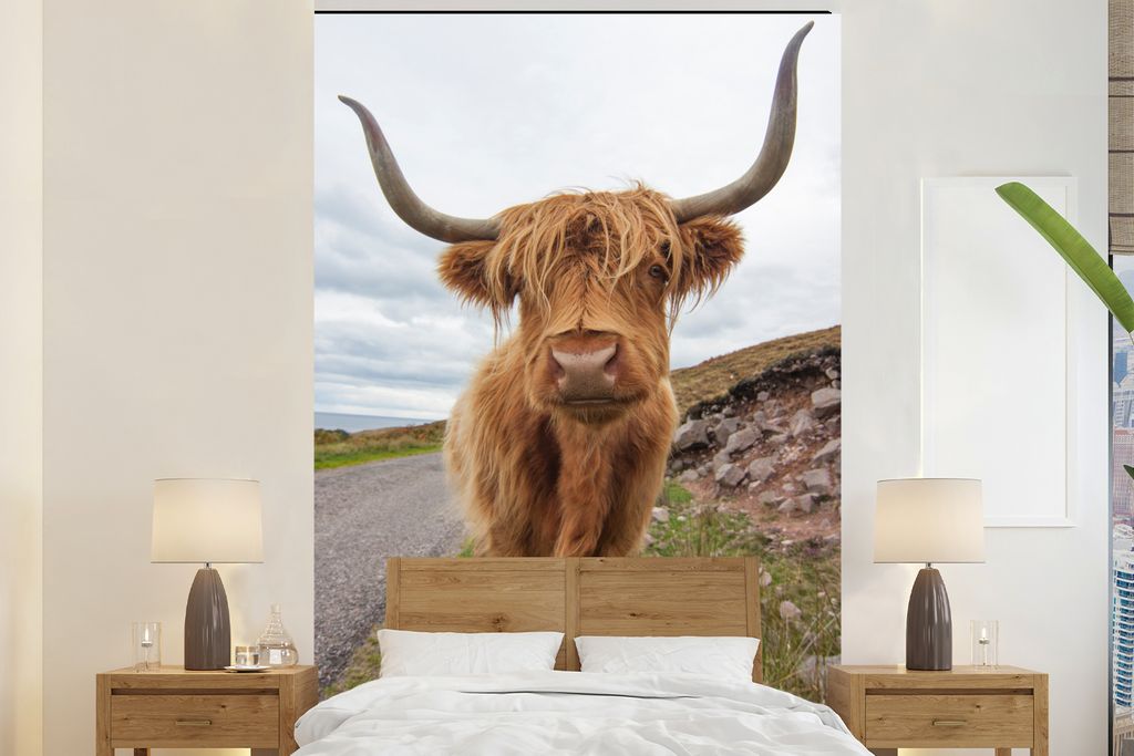 MuchoWow Fototapete für Wohnzimmer oder Schlafzimmer Wandtapete Vinyl Motivtapete Schottischer Highlander - Hörner - Berg - 145x220 cm - Wandde...