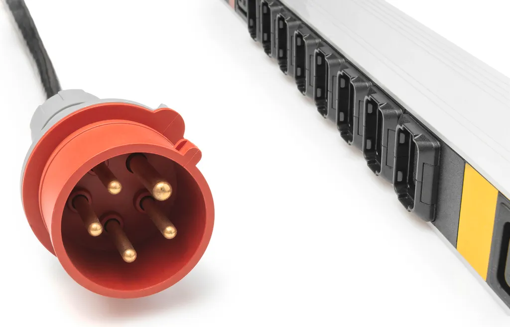 Bandeau de prises PDU triphasé 16A avec 24 ports C13 et 3 ports C19