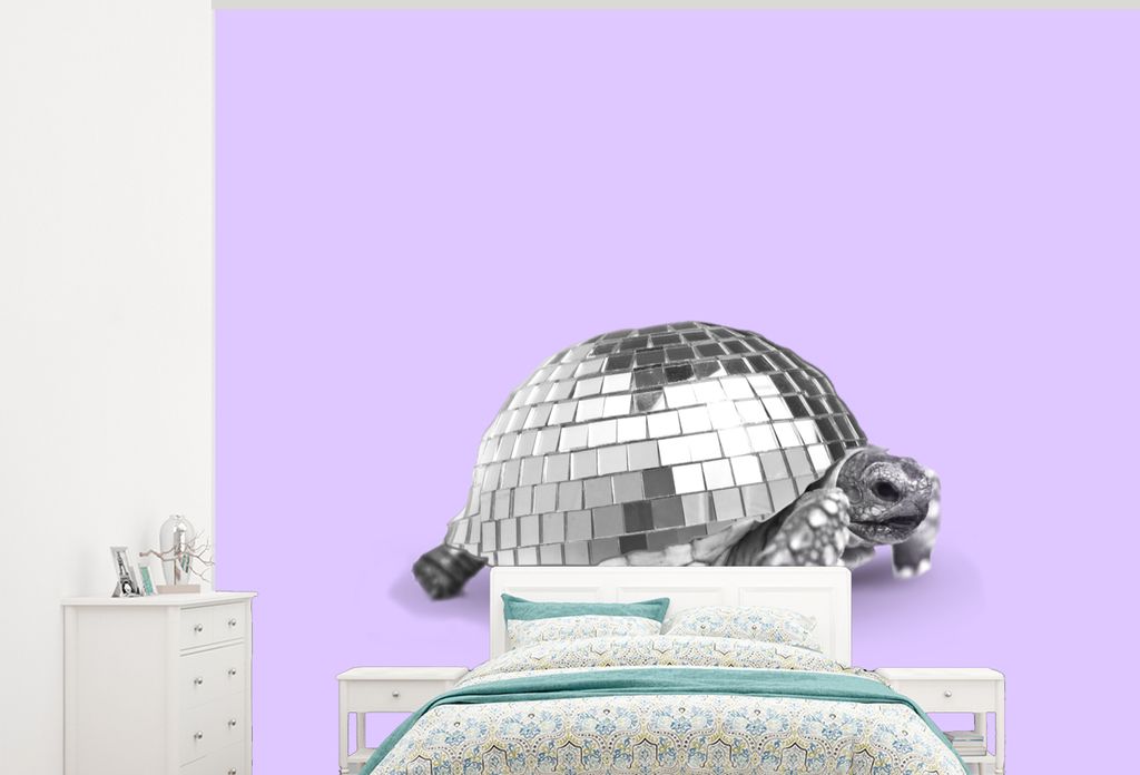 MuchoWow Fototapete für Wohnzimmer oder Schlafzimmer Wandtapete Vinyl Motivtapete Schildkröte - Discokugel - Disco - Tier - Lila - 325x260 cm -...