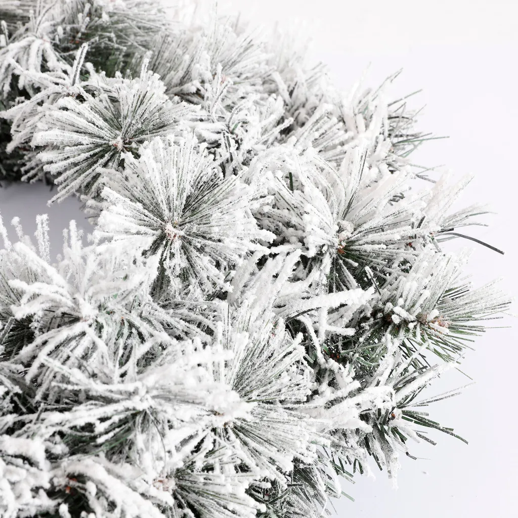 Couronne de Noël Dinsmore 60cm en PVC et Aiguilles Dures Effet Enneigé