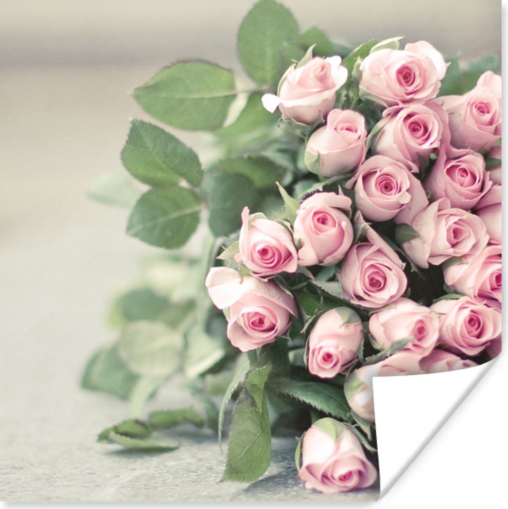 MuchoWow Poster Ein großes Buch mit rosa Rosen liegt auf einem Tisch. 100x100 cm - Babyzimmer
