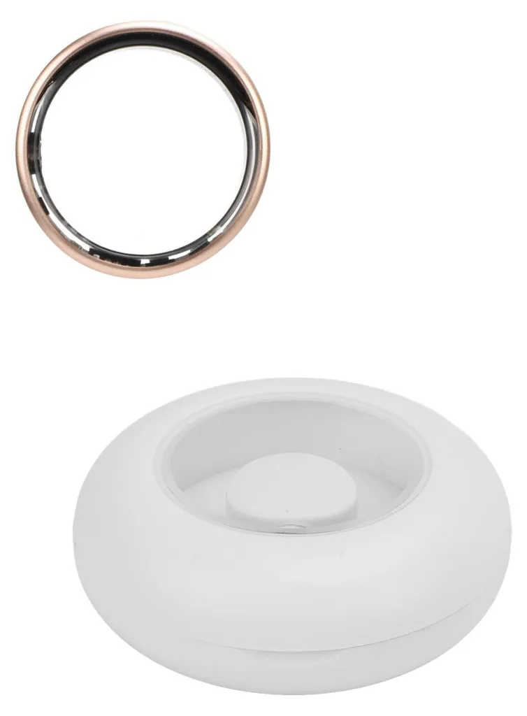 Bague intelligente ultra-fine dorée : étanchéité et recharge mobile