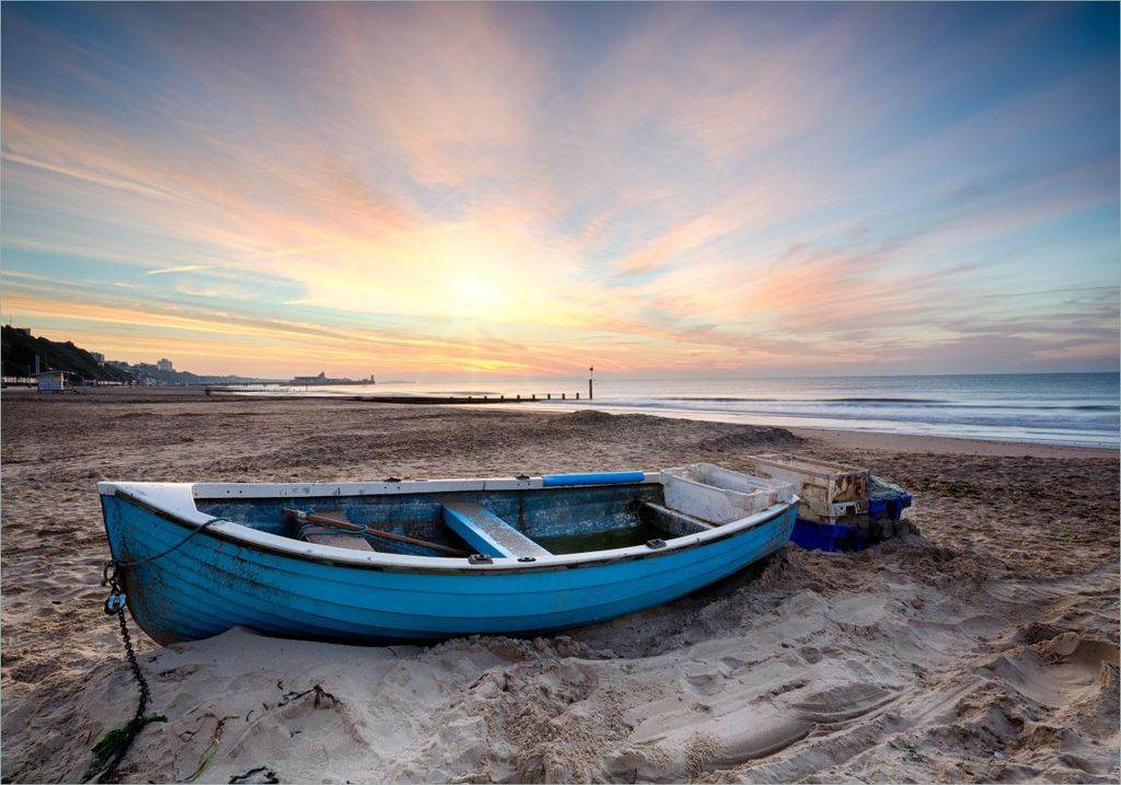 Wallario selbstklebendes Poster - Fischerboot am Strand bei Sonnenuntergang, Größe: 70 x 100 cm