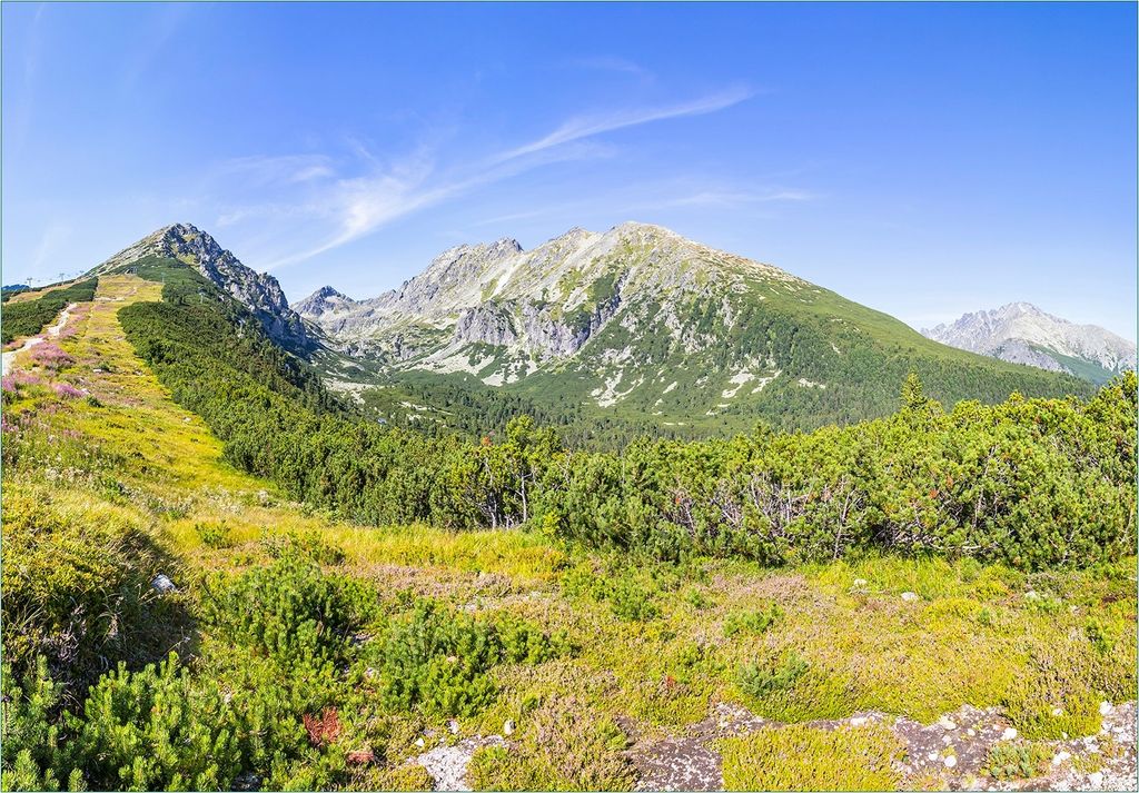 Wallario Fototapete Vliestapete, seidenmatte Oberfläche, einfache Verarbeitung, Größe 300 x 210 cm, Motiv Berggipfel in der Tatra