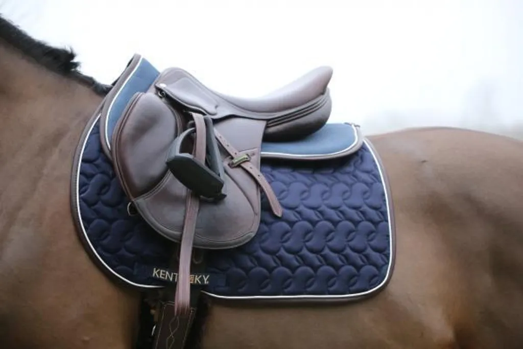 Tapis de selle pour cheval sensible Kentucky Absorb Anatomique Noir