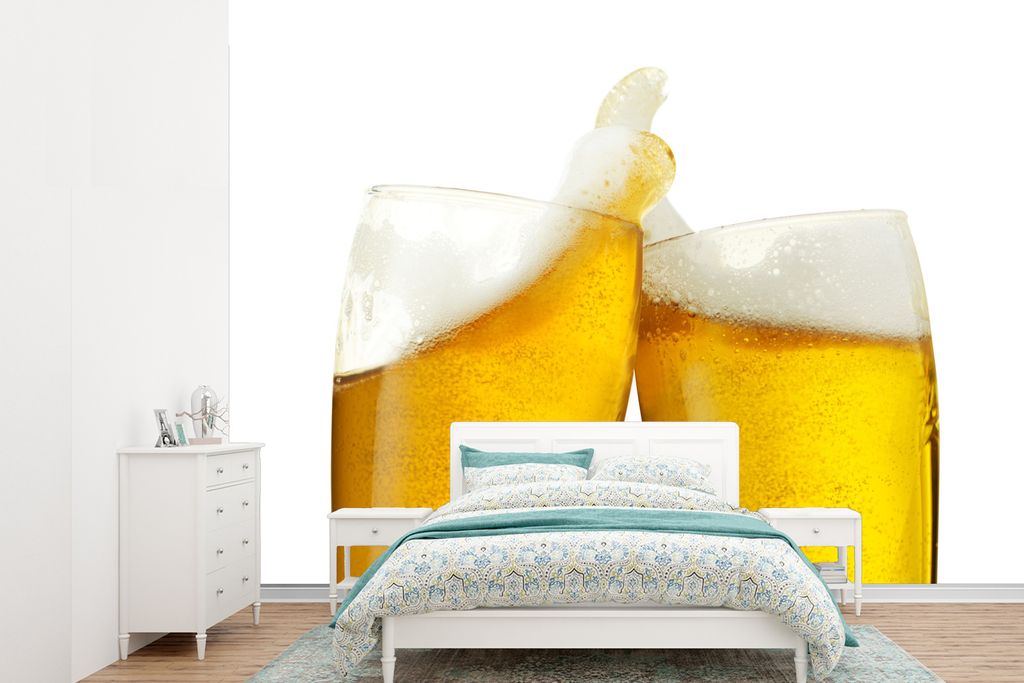 MuchoWow Fototapete für Wohnzimmer oder Schlafzimmer Wandtapete Vinyl Motivtapete Toasting-Biere auf weißem Hintergrund - 330x240 cm - Vinyltapete