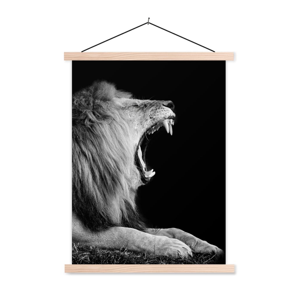 MuchoWow Textilposter Löwe - Wildtiere - Gras - Schwarz - Weiß 60x80 cm mit holzfarbenen Rahmen - Wandbild