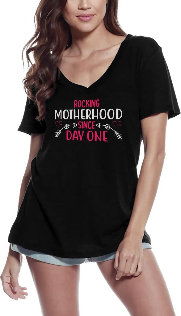 Damen Grafik T-Shirt V-Ausschnitt Mutterschaft vom ersten Tag an gemeistert – Rocking Motherhood Since Day One – Öko-Verantwortlich Vintage Ja...