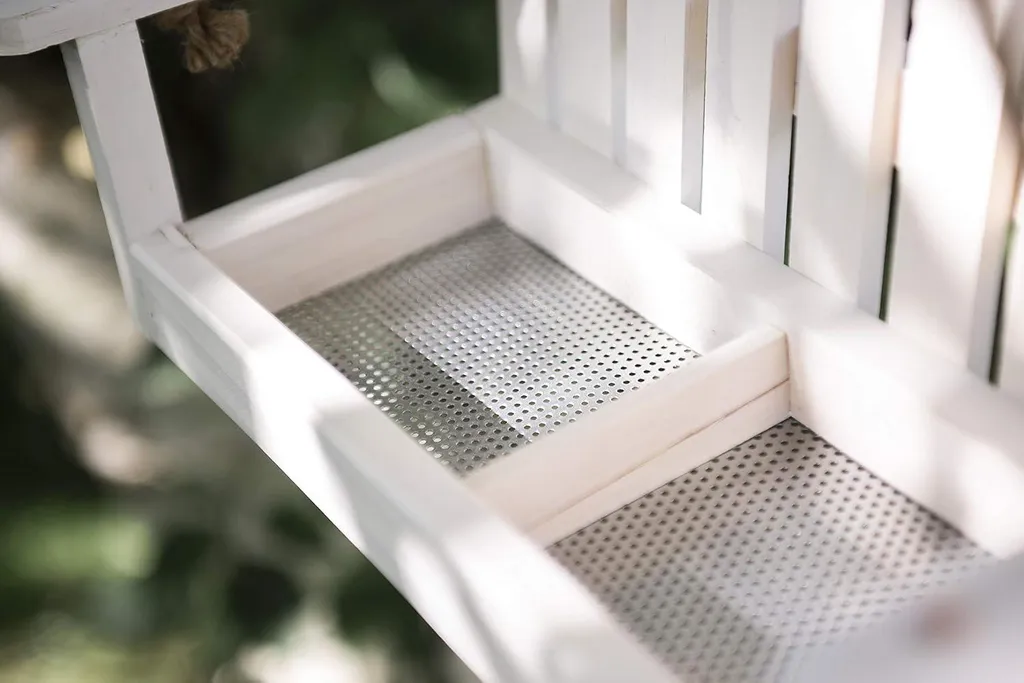 Banc décoratif de jardin blanc avec mangeoire oiseaux et balancelle