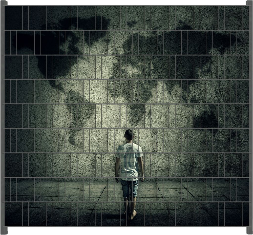 Wallario Zaunsichtschutz mit Motiv Kleiner Junge vor Weltkarte an grauer Beton-Wand für Ein- und Doppelstabmatten Zäune in der Größe 200 x 180 cm