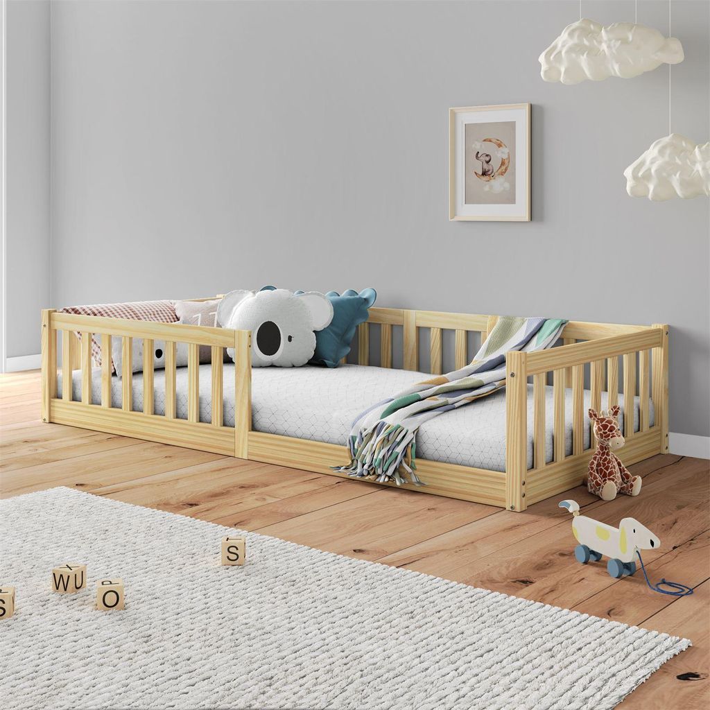 Bodenbett GUSTAVO mit Lattenrost und Rausfallschutz 90x190 cm, Natur – Montessori Kinderbett aus Massivholz, bodentiefes Einzelbett, sicherer Ein...