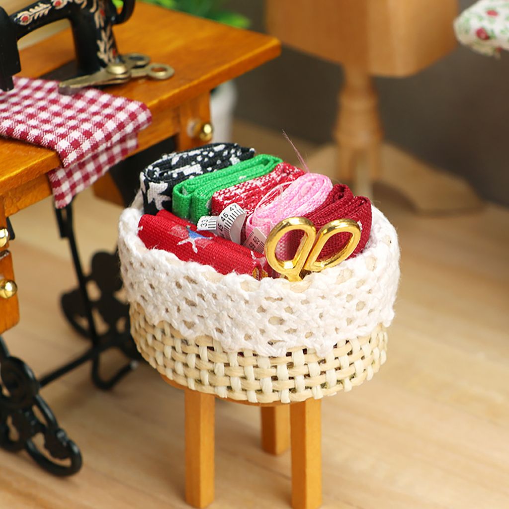 1 Set 1:12 Dollhouse Sewing Kit Realistische dekorative simulierte Miniatur -Stoff Patch DIY Basket Puppenzubehör für Geschenk