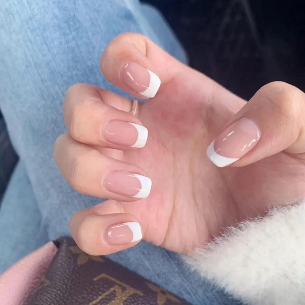 Manucure Express Nude Carrée : 24 Faux Ongles Décor Blanc Géante