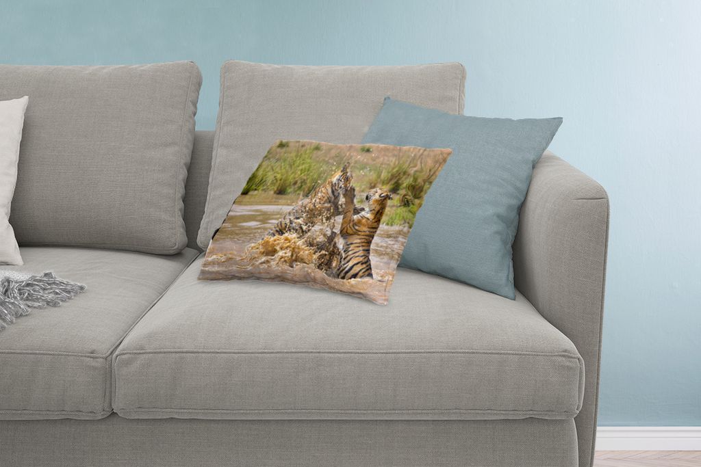 MuchoWow Zierkissen Sofakissen Wohnzimmer Dekokissen 60x40 cm Junge Tiger spielen im Wasser - Kopfkissen - Polster mit Foto