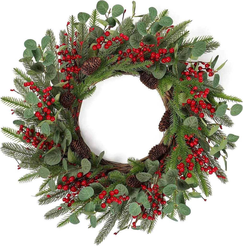 Couronne décorative de Noël avec branches de sapin et baies rouges