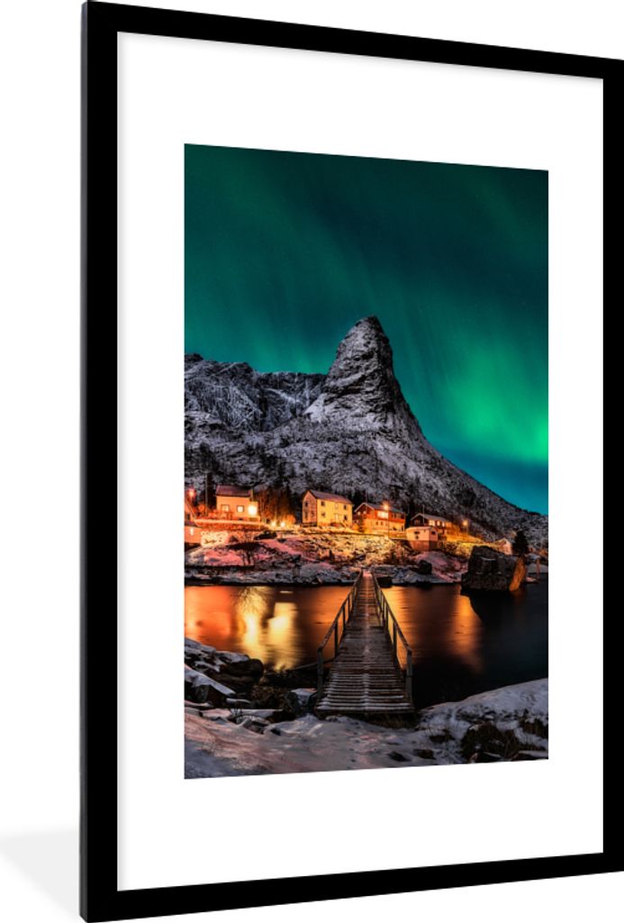 MuchoWow Gerahmtes Poster Nordlicht - Island - Schnee - Dorf - Grün - Berge 60x90 cm - Poster mit Schwarzem Bilderrahmen Wandposter Rahmen Foto ...