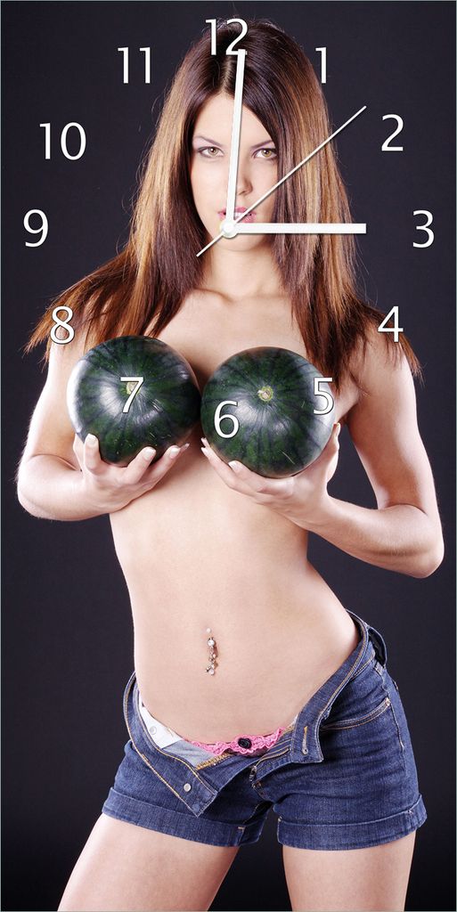 Wallario Design Wanduhr Schöne halbnackte Frau mit Melonen aus Echtglas, Größe 30 x 60 cm