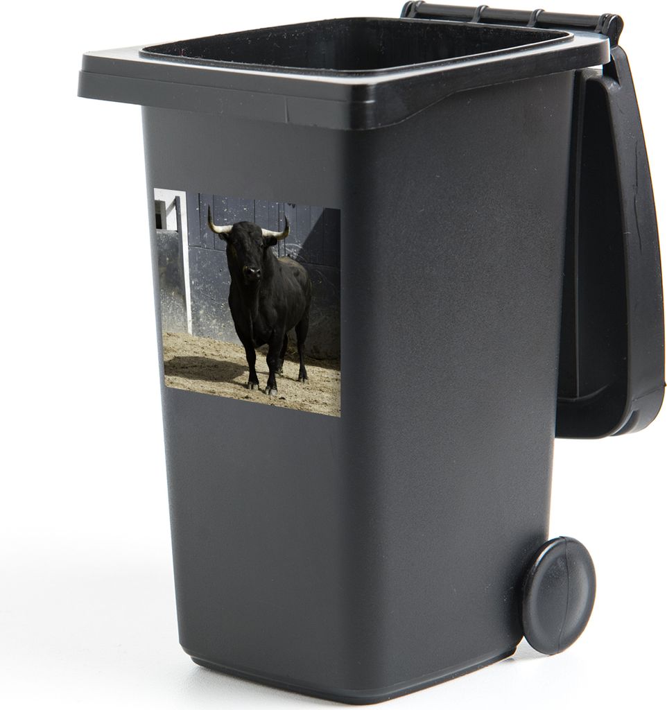 MuchoWow Mülltonnenaufkleber Ein schwarzer Stier auf Sand vor einer Tür 40x40 cm - Abfall-Aufkleber - Container - für Abfallcontainer