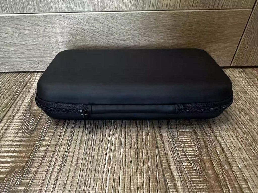 Schützt Kabel, Ladegeräte, Powerbanks und Kopfhörer zuverlässig vor Staub, Spritzern und Kratzern dank robuster EVA- und PolyurethanHülle mit ...