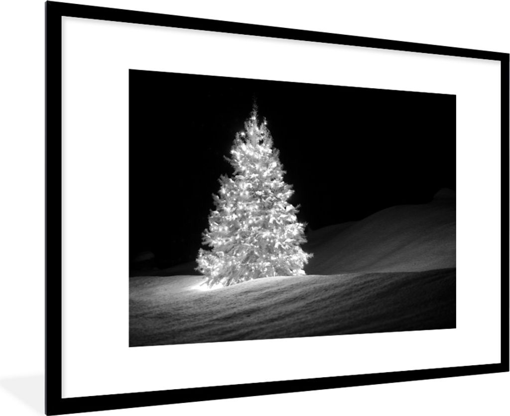 MuchoWow MuchoWow Gerahmtes Poster Ein beleuchteter Weihnachtsbaum bei Nacht - schwarz und weiß 90x60 cm - Poster mit zchwarzem Bilderrahmen -...