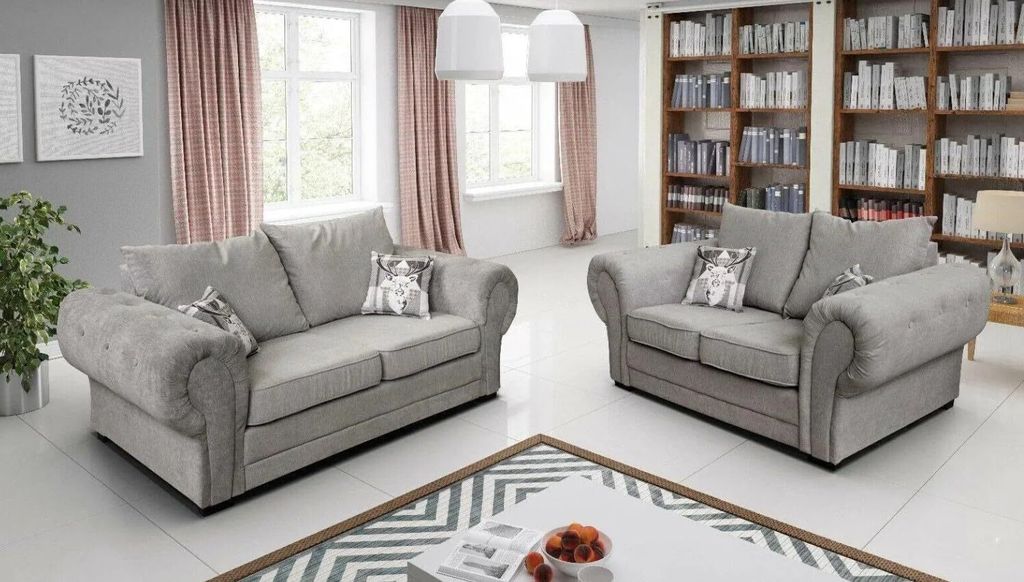 Easy4You Chesterfield Baron Grau 3-Sitzer-Sofa + 2-Sitzer-Sofa Sofas für Wohnzimmer Sofagarnituren Chesterfield mit Hochlehner-Kissen Hellgrau
