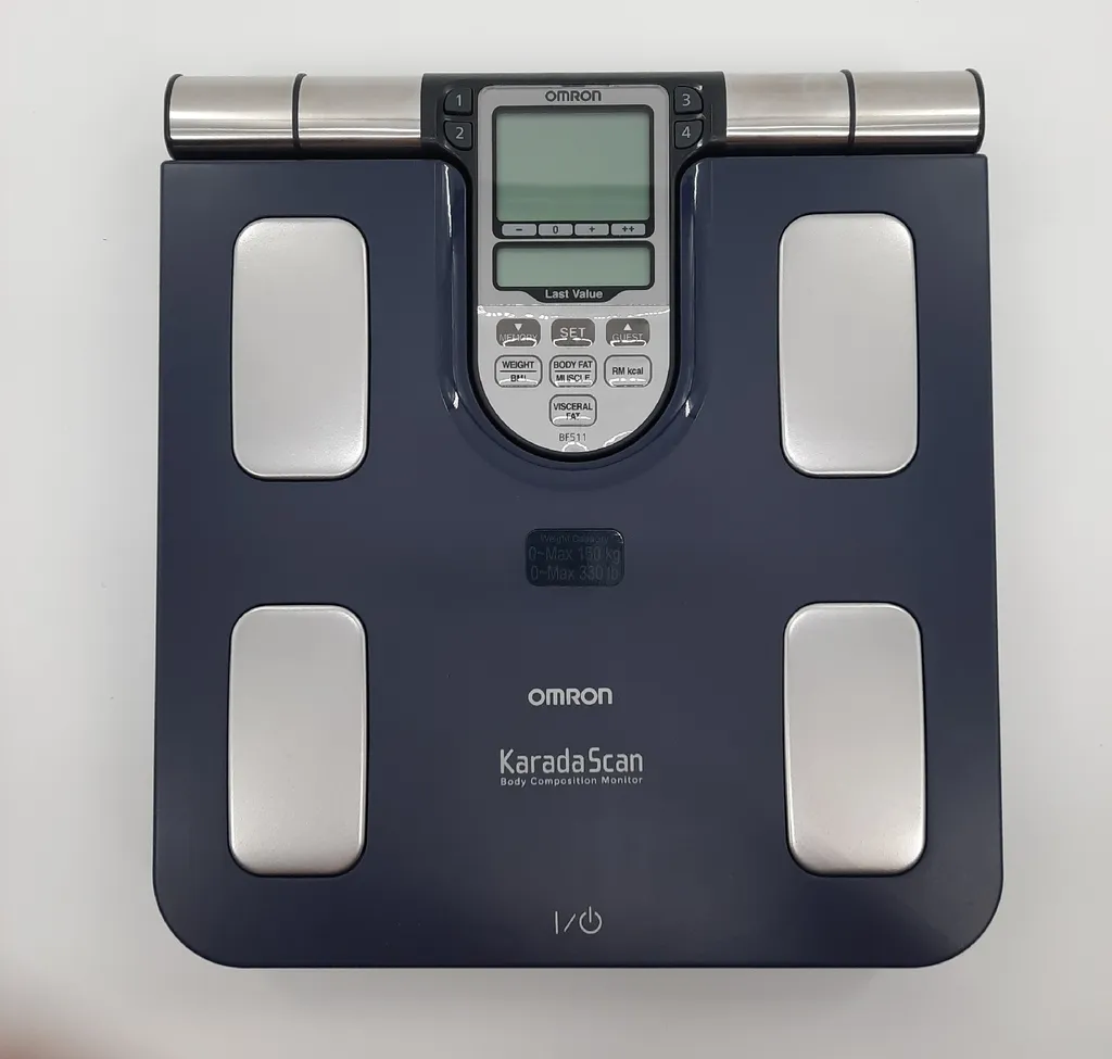 Bilancia Elettronica Omron BF511: Design Quadrato e Precisione Blu - 23