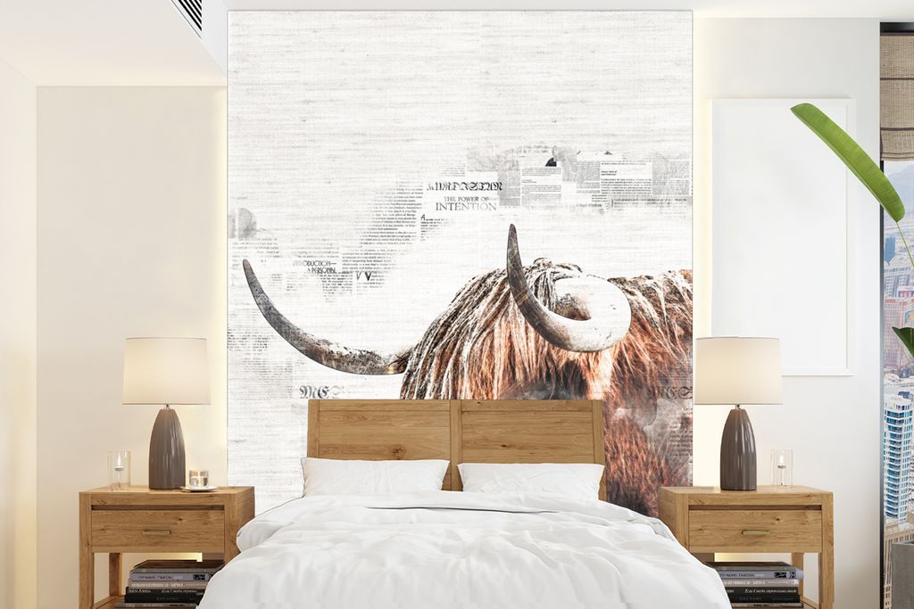 MuchoWow Fototapete für Wohnzimmer oder Schlafzimmer Wandtapete Vinyl Motivtapete Scottish Highlander - Tiere - Zeitungsartikel - 165x220 cm - W...