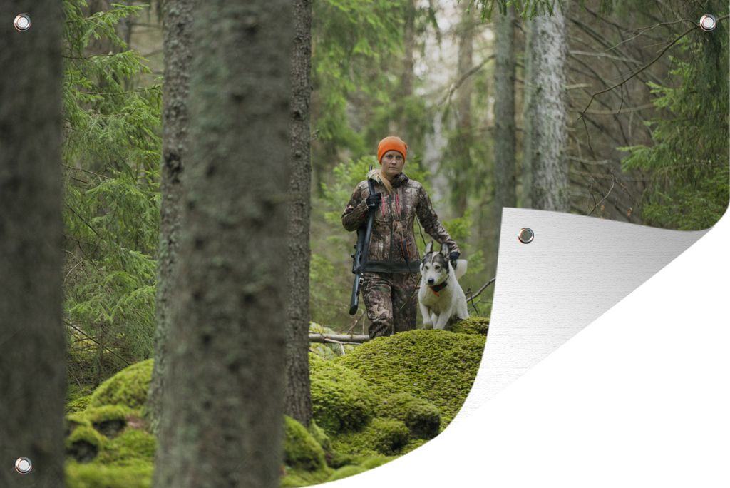 MuchoWow 90x60 cm Outdoor-Poster Gartendeko Sichtschutz Garten Poster für den Garten Eine Frau geht mit einem Jagdhund durch den Wald