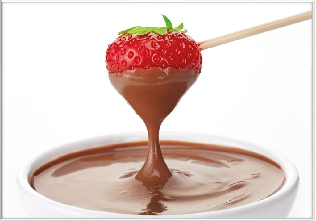 Wallario Wandbild Schoko-fondue mit Erdbeer am Stiel, Größe: 70,30 x 100,30 cm, Poster mit weißem Kunststoffrahmen